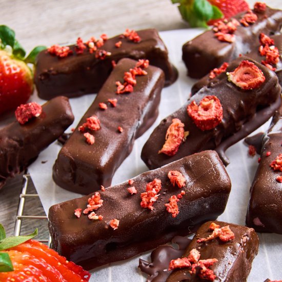 Strawberry Yoghurt Protein Bars - Recipe photo by ForThePleasureOfEating