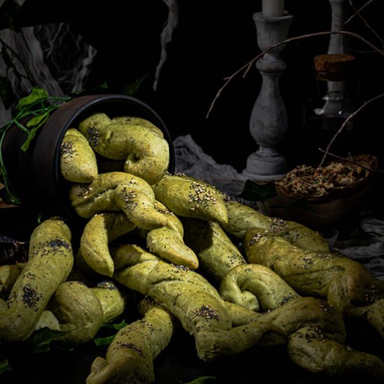 Spinach Tentacle Breadsticks - Recipe photo by sipandsanity