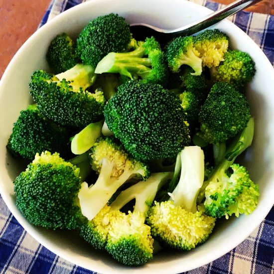 How to Steam Broccoli - Recipe photo by onehappydish