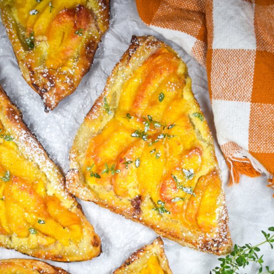 Mascarpone Peach Puff Pastries - Recipe photo by bastecutfold