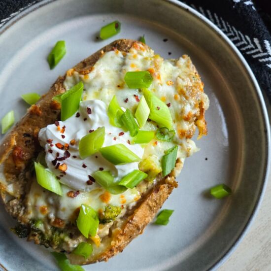 Cheesy Beef & Broccoli Baked Taters - Recipe photo by the_happy_veg