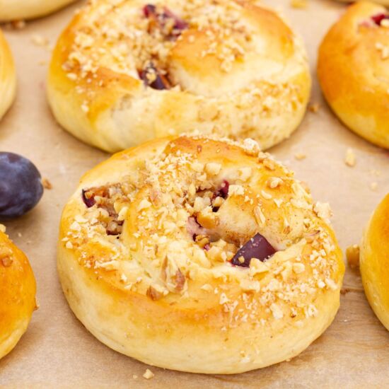 Buns with Custard and Plums - Recipe photo by mecooks.com
