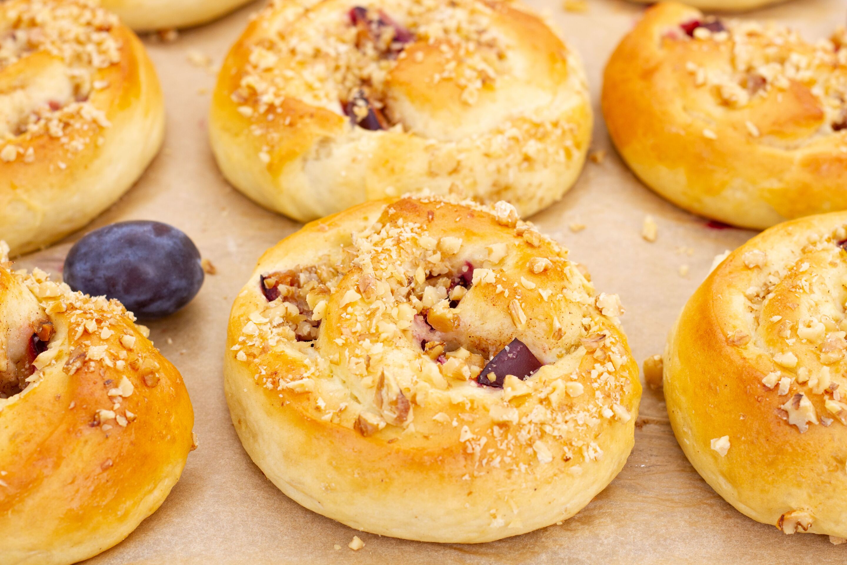 Buns with Custard and Plums - Recipe photo by mecooks.com