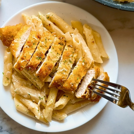 Easy Garlic Parmesan Chicken Pasta - Recipe photo by TheButteryFairytale
