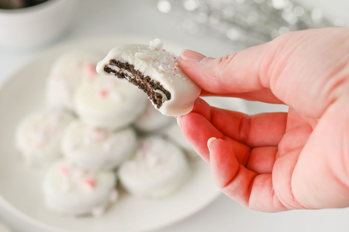 Peppermint Crunch Oreos - Recipe photo by jenn@cookwhatyoulove.com