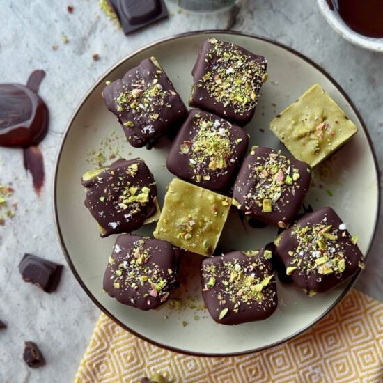 Pistachio Chocolate Cups - Recipe photo by pronounced