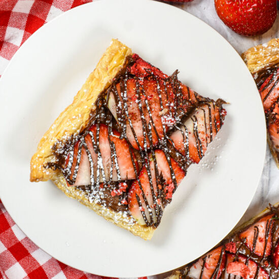 Strawberry Nutella Pizza - Recipe photo by bastecutfold