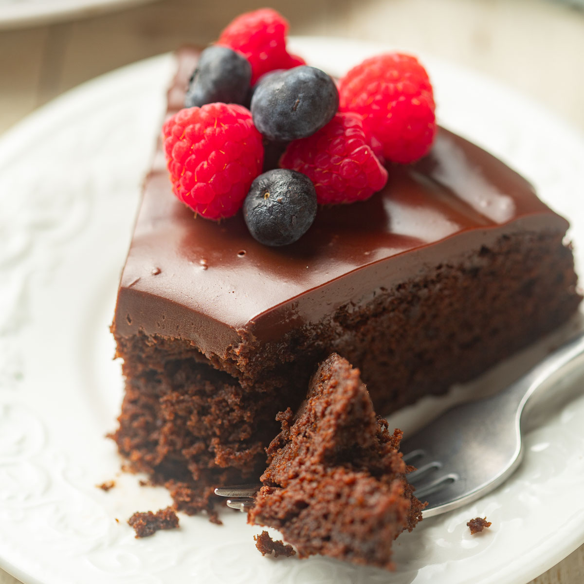 Vegan Chocolate Olive Oil Cake - Recipe photo by Connoisseurus Veg