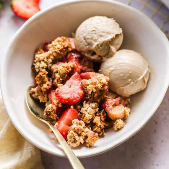 Vegan Strawberry-Rhubarb Crumble - Recipe photo by veggiejam