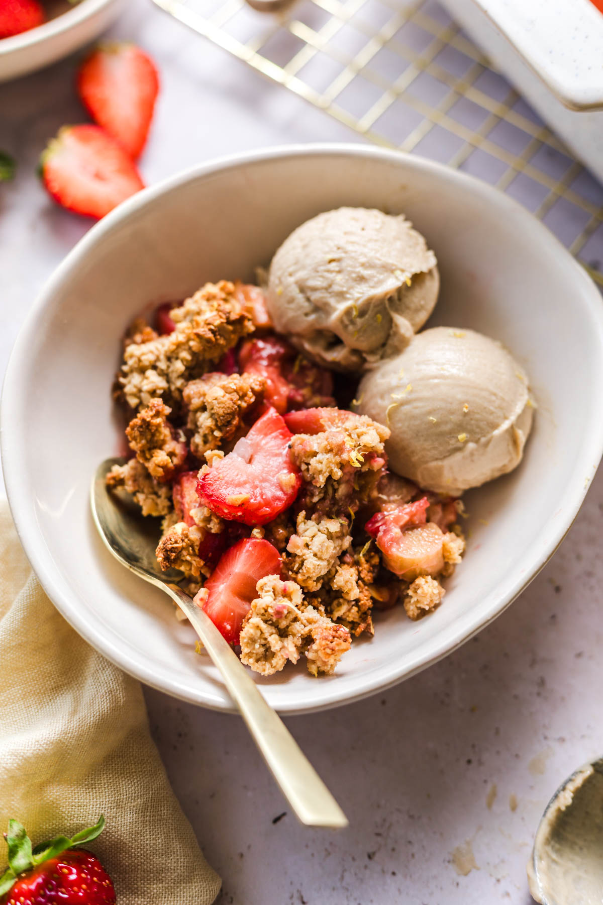 Vegan Strawberry-Rhubarb Crumble - Recipe photo by veggiejam