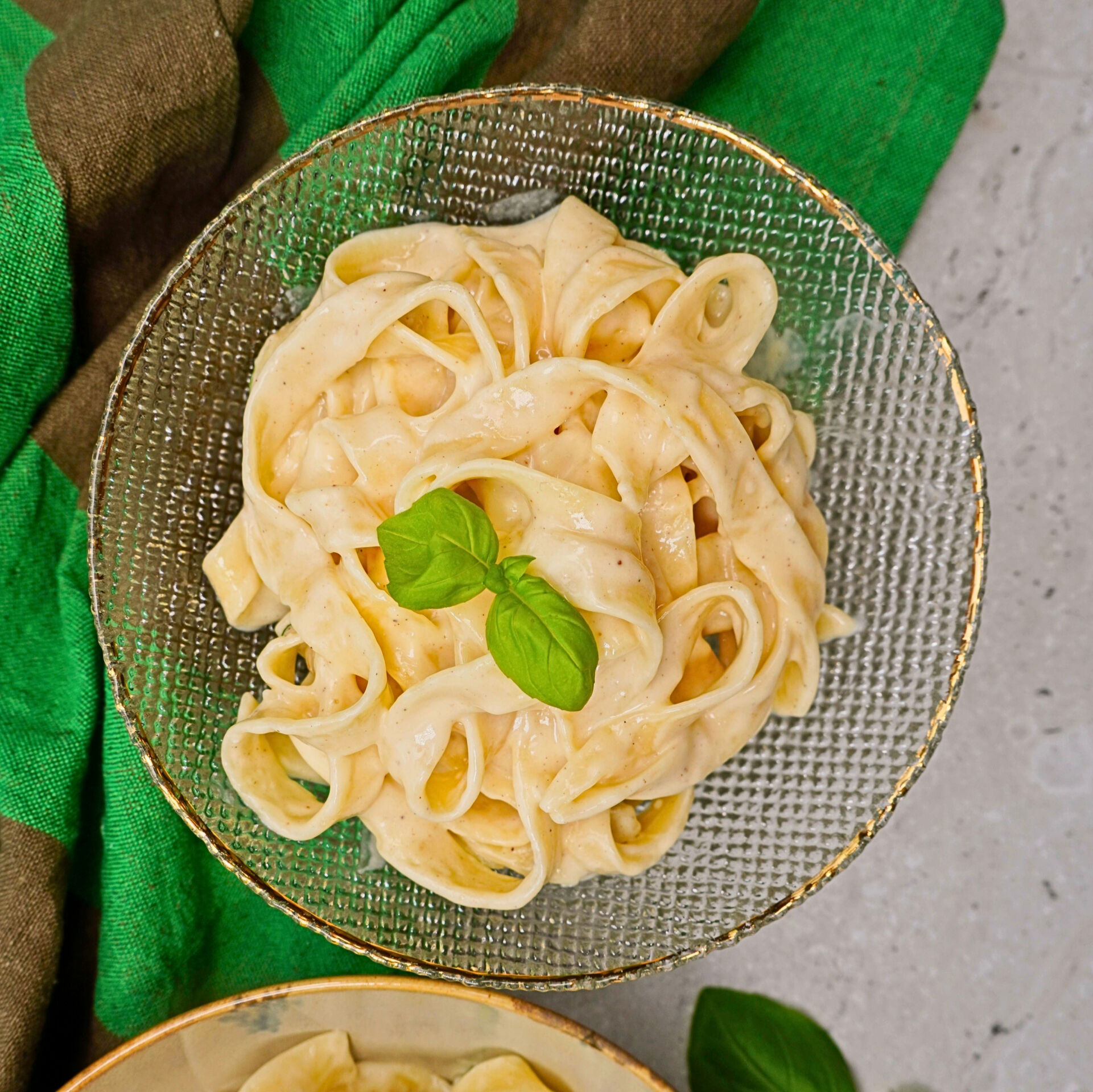 7-Minute Creamy Fettuccine Alfredo - Recipe photo by Vegtasty