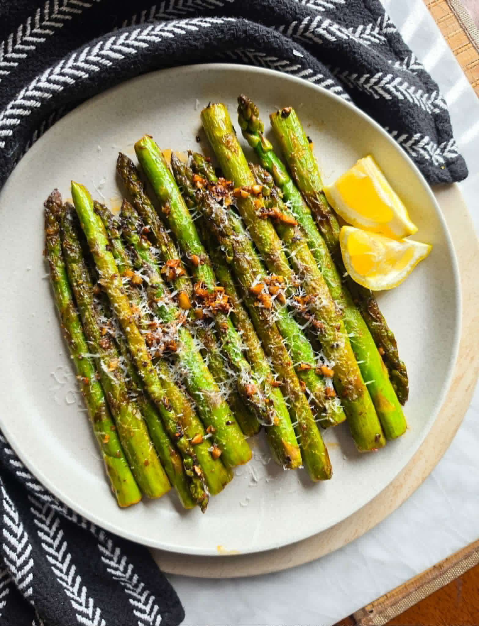 Garlicky Pan Fried Asparagus - Recipe photo by the_happy_veg