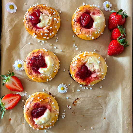 Strawberry Ricotta Buns - Recipe photo by 2pots2cook
