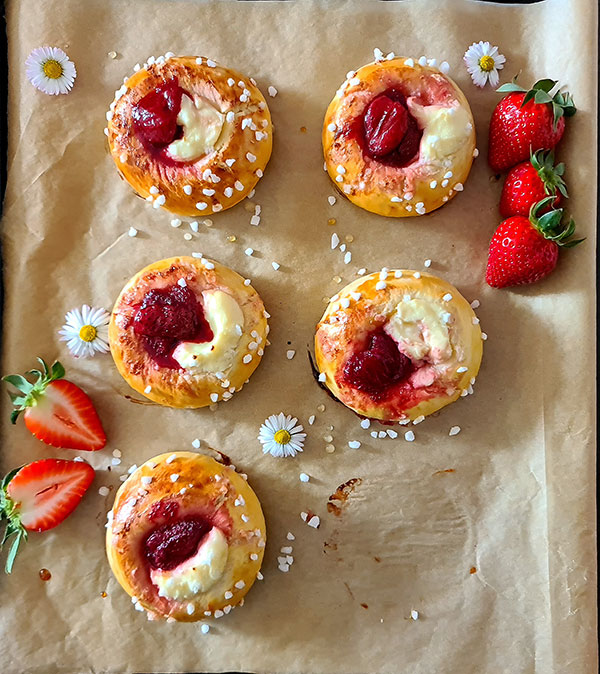 Strawberry Ricotta Buns - Recipe photo by 2pots2cook