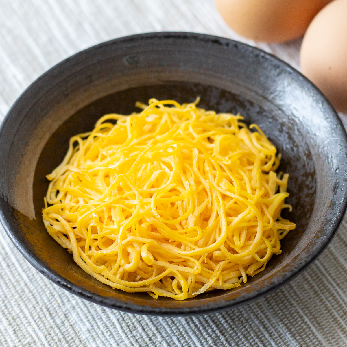 Kinshi Tamago (Thin Egg Strips) - Recipe photo by Umami Pot