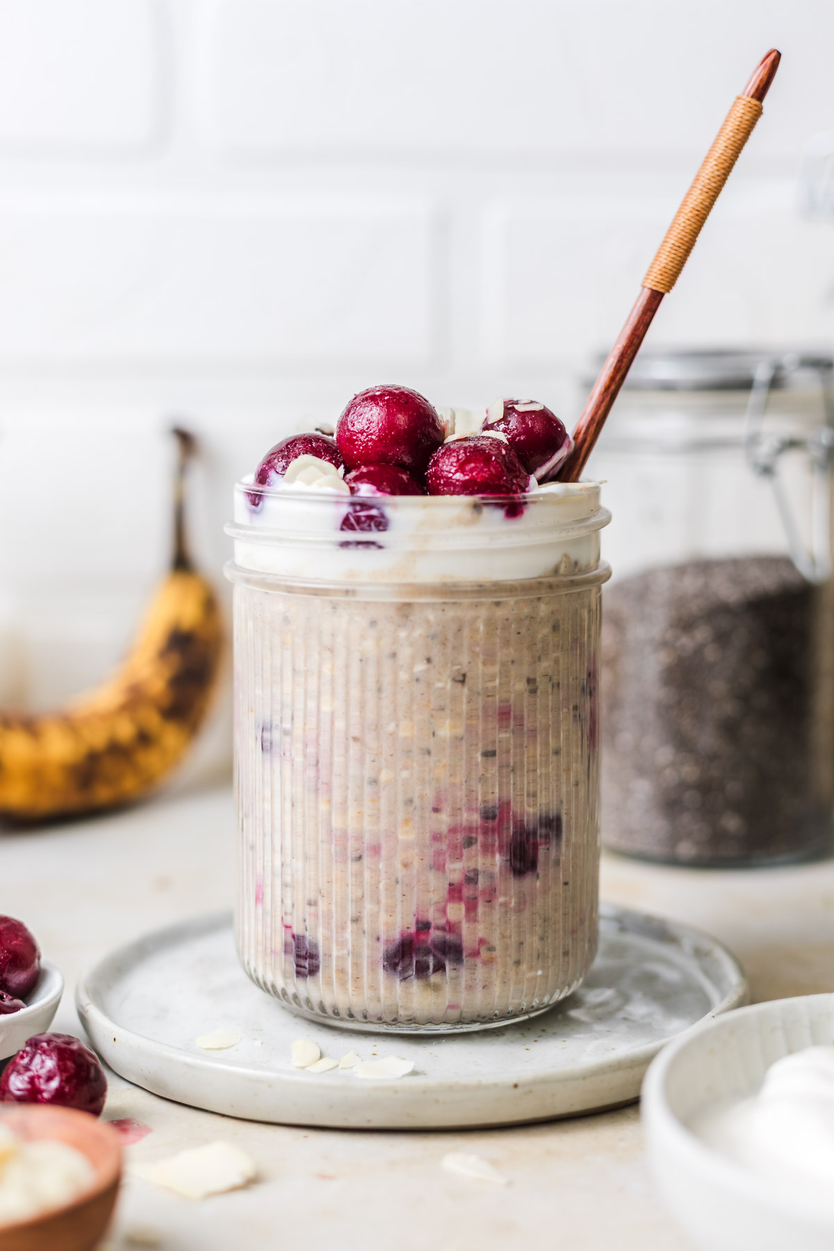 Vegan Cherry Banana Overnight Oats - Recipe photo by veggiejam