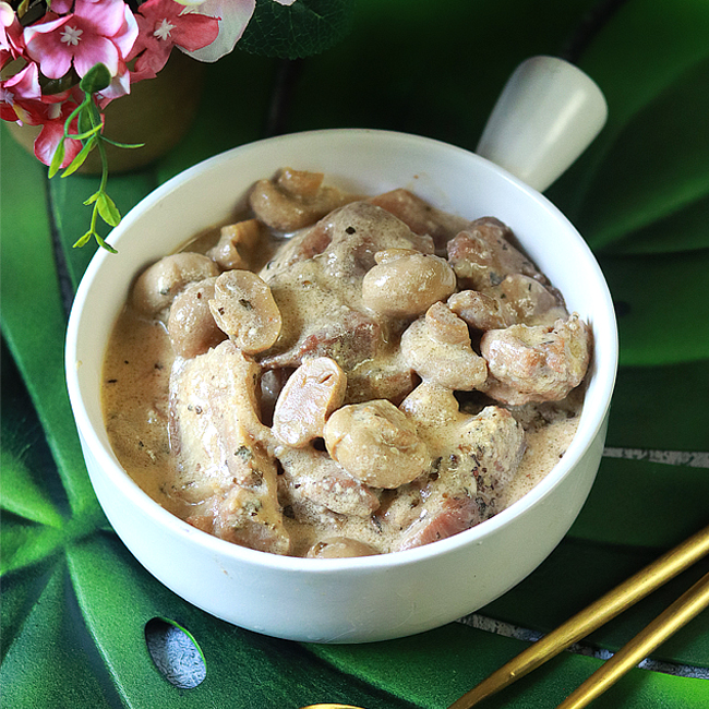 Creamy Pork with Mushrooms - Recipe photo by peachkins